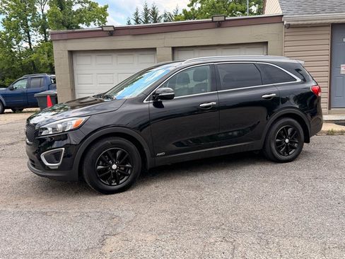 Used 2017 Kia Sorento AWD w/ LX Convenience Package image 2