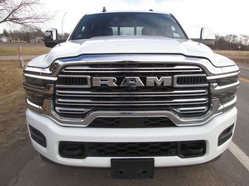 Used 2025 RAM 2500 Laramie AWD/4WD image 3
