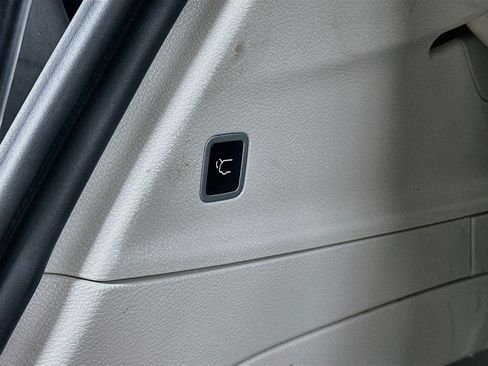 Used 2024 Chrysler Pacifica Touring-L FWD image 32
