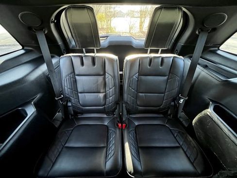 Used 2017 Ford Explorer Platinum image 29