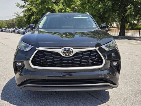 Used 2022 Toyota Highlander XLE AWD/4WD image 3