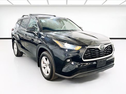 Used 2022 Toyota Highlander LE image 3