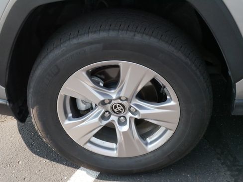 Used 2025 Toyota RAV4 XLE AWD/4WD image 15