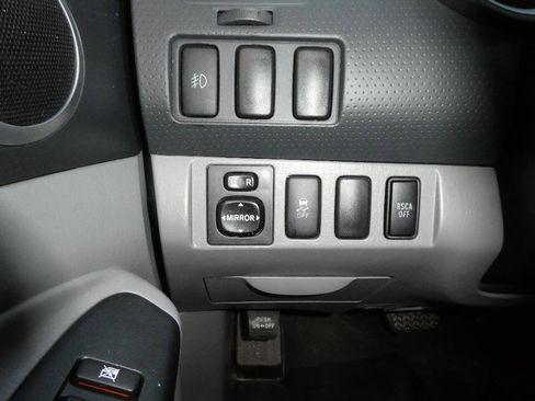 Used 2015 Toyota Tacoma w/ SR5 Package image 14