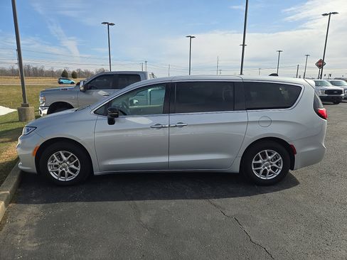 Used 2024 Chrysler Pacifica Touring-L image 2