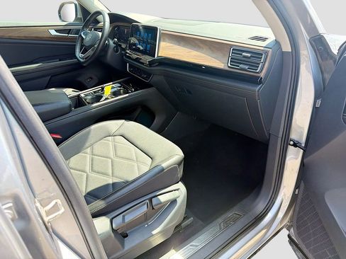 Used 2024 Volkswagen Atlas SE AWD/4WD image 14