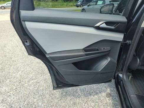 Used 2023 Volkswagen Taos SE w/ Panoramic Sunroof Package FWD image 29