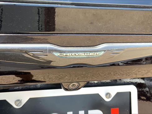Used 2019 Chrysler Pacifica Touring-L w/ S Appearance Package FWD image 9