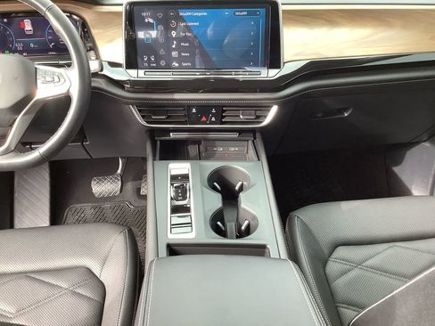 Used 2025 Volkswagen Atlas SE image 23