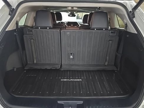 Used 2023 Toyota Highlander XLE AWD/4WD image 12