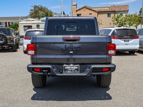 Used 2024 Jeep Gladiator Sport AWD/4WD image 5