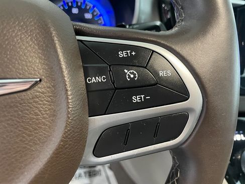 Used 2017 Chrysler Pacifica Touring-L image 11