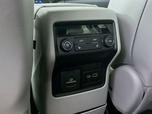 Used 2023 GMC Acadia SLT w/ Preferred Package image 13