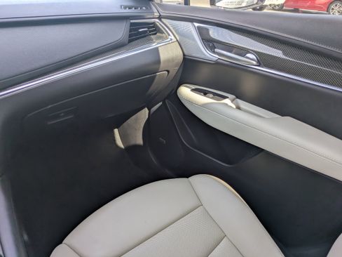 Used 2022 Cadillac XT5 Sportv w/ LPO, ONYX Package image 12