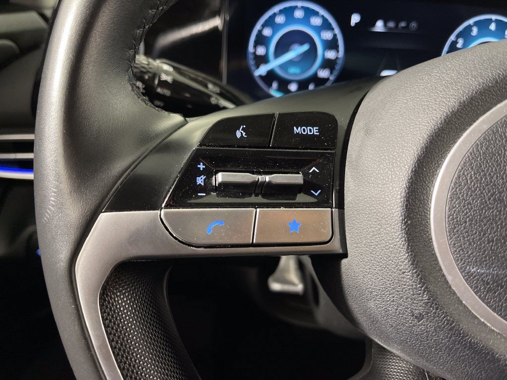 Certified 2025 Hyundai Elantra Limited FWD image 29
