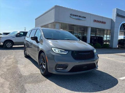 Certified 2025 Chrysler Pacifica Limited FWD image 1