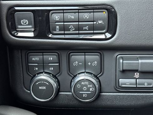 New 2026 GMC Yukon Elevation w/ Elevation Premium Package AWD/4WD image 34