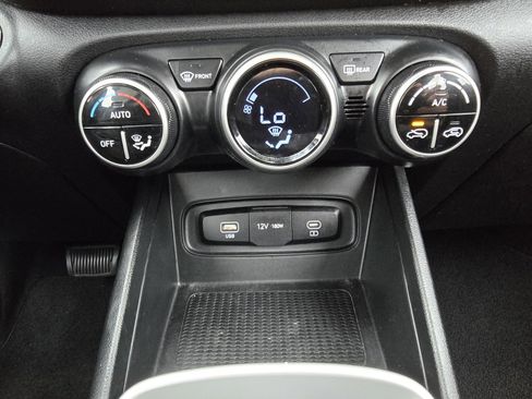 Used 2024 Hyundai Venue SEL image 21