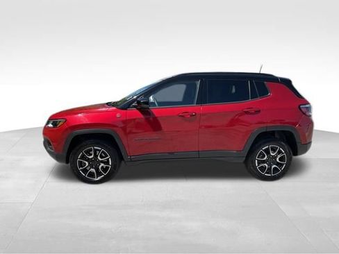 Used 2025 Jeep Compass Trailhawk AWD/4WD image 3