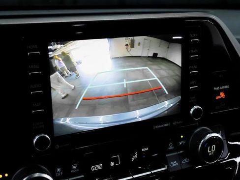 Used 2021 Toyota Highlander XLE FWD image 28