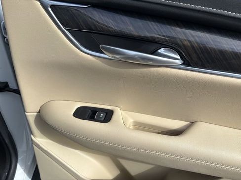 Used 2017 Cadillac XT5 FWD image 16