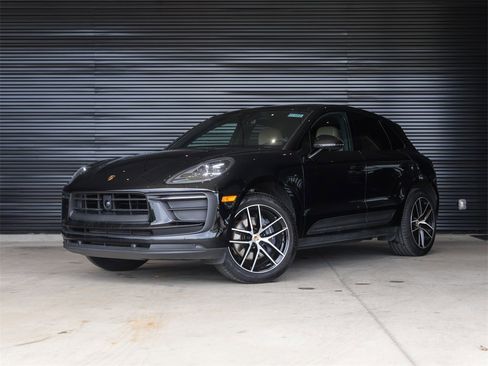 Certified 2025 Porsche Macan image 1