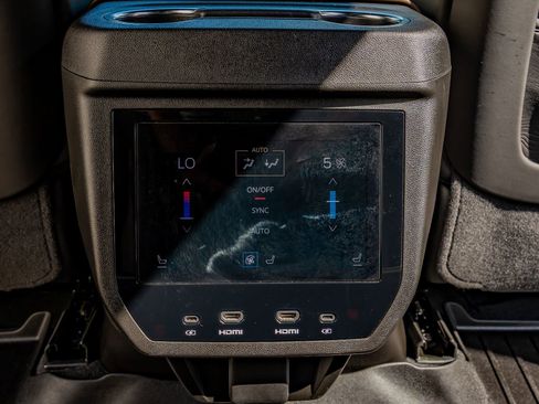 Used 2025 GMC Yukon Denali Ultimate image 34