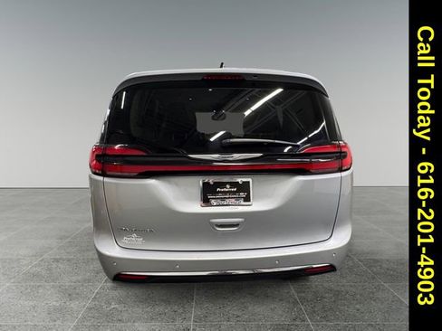Used 2024 Chrysler Pacifica Touring-L image 23