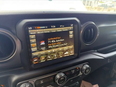 Used 2023 Jeep Gladiator Sport AWD/4WD image 14