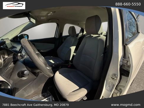 Used 2019 Toyota Yaris L image 15