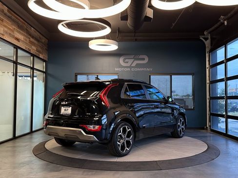 Used 2023 Kia Niro EX Touring image 3
