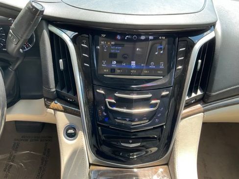 Used 2020 Cadillac Escalade ESV Premium Luxury AWD/4WD image 14