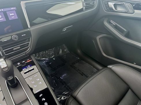 Certified 2025 Porsche Macan AWD/4WD image 26