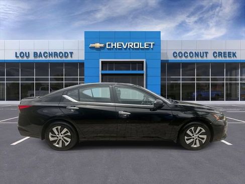Used 2025 Nissan Altima 2.5 S FWD image 9