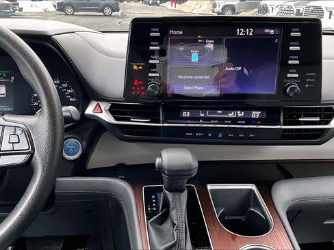 Used 2024 Toyota Sienna LE image 6