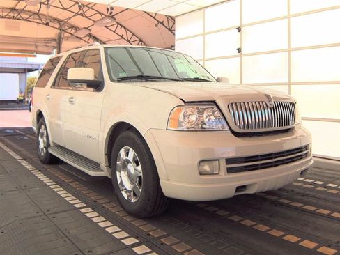 Used 2005 Lincoln Navigator Luxury image 4