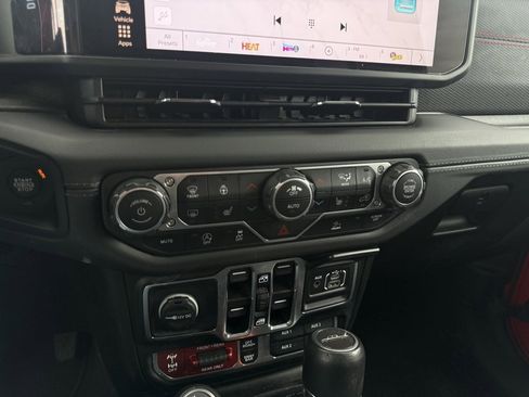 Used 2024 Jeep Gladiator Rubicon w/ Technology Group image 16