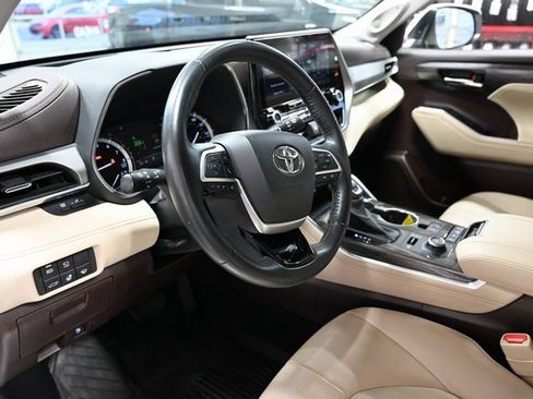 Used 2022 Toyota Highlander Platinum image 24