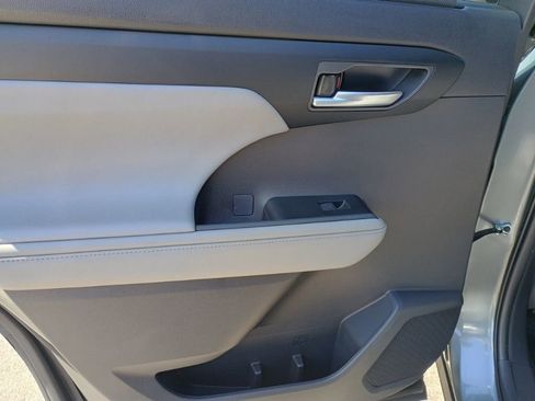 Used 2025 Toyota Highlander XLE AWD/4WD image 15