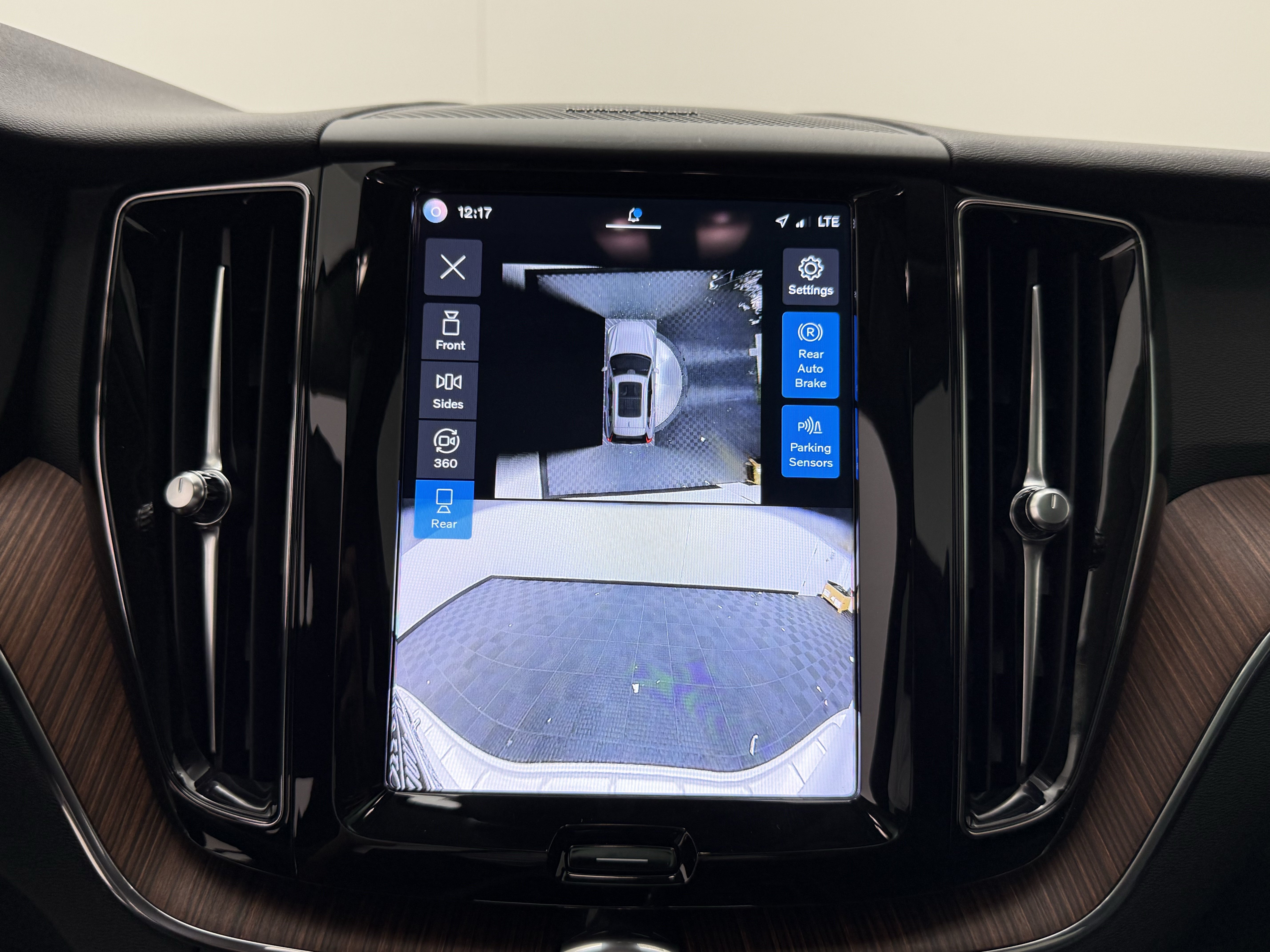 Certified 2024 Volvo XC60 B5 Plus w/ Protection Package Premier AWD/4WD image 20