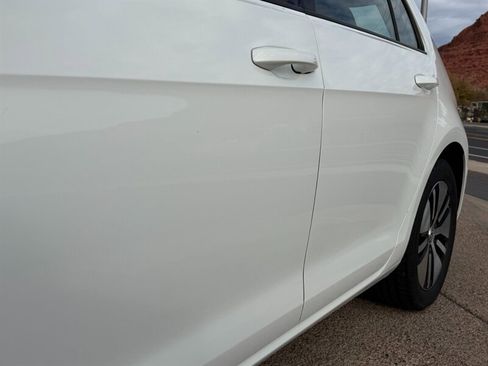 Used 2017 Volkswagen e-Golf SE w/ DC Fast Charging Package image 28