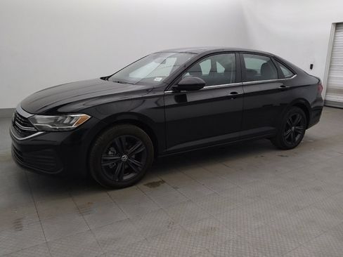 Used 2024 Volkswagen Jetta SE w/ Panoramic Sunroof Package FWD image 2