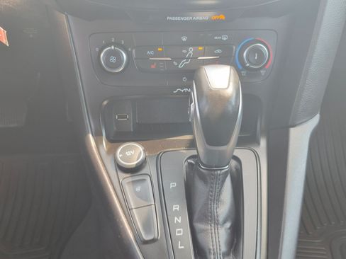 Used 2015 Ford Focus SE w/ SE Cold Weather Package FWD image 23