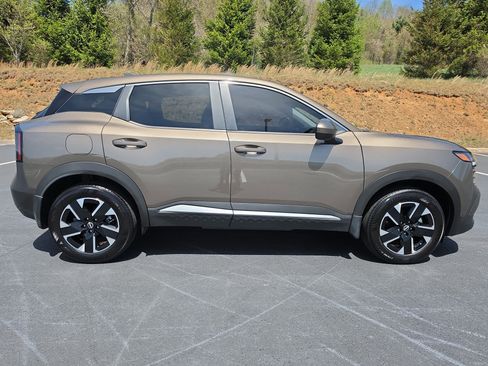 Used 2025 Nissan Kicks SV image 4