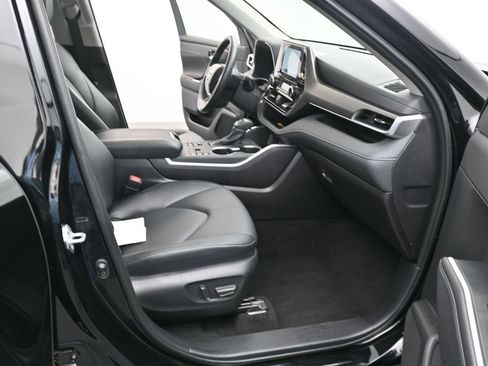 Used 2025 Toyota Highlander XLE AWD/4WD image 23