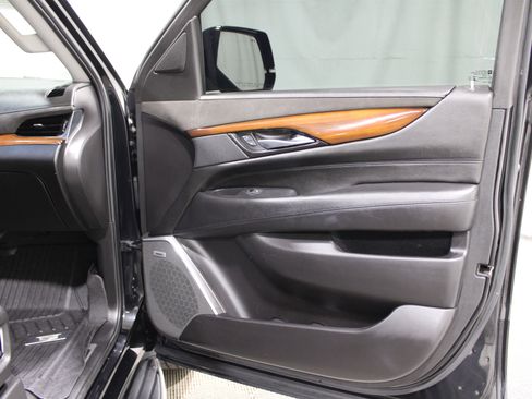 Used 2019 Cadillac Escalade ESV Luxury image 32