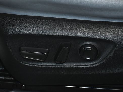 Used 2023 Toyota Sienna Limited image 45