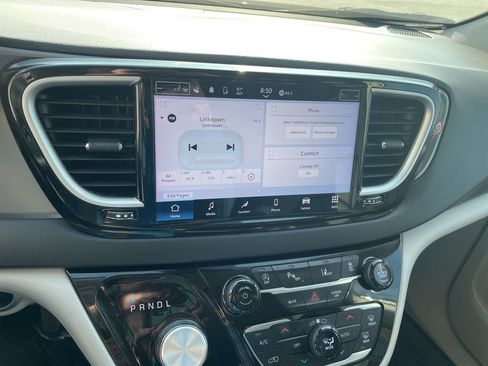 Used 2024 Chrysler Pacifica Touring-L FWD image 20