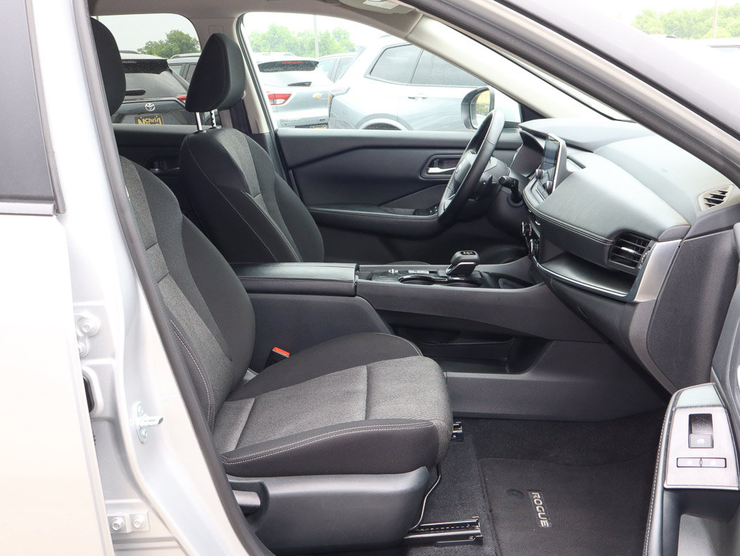 Used 2025 Nissan Rogue SV FWD image 24