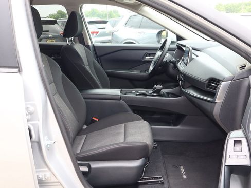 Used 2025 Nissan Rogue SV FWD image 24